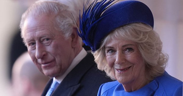 Посмотрите рождественскую открытку короля Чарльза и королевы Камиллы.