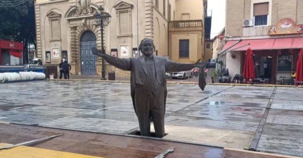 Статуя Паваротти на катке леденеет ему ноги, его вдова в ярости