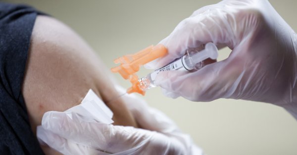 Новое исследование: бустеры COVID повышают риск заражения вирусом, повреждающим мозг