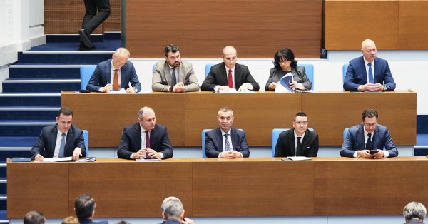 Шестой вотум недоверия: депутаты спорят, если правительство падет