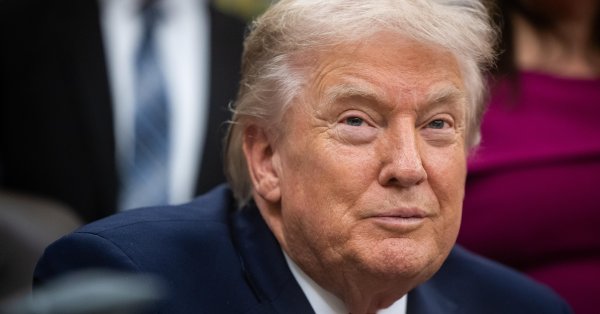 На Трампа подали в суд за его гламурный бальный зал