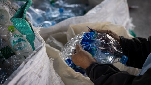 ЕК предлагает смягченные правила использования переработанного пластика