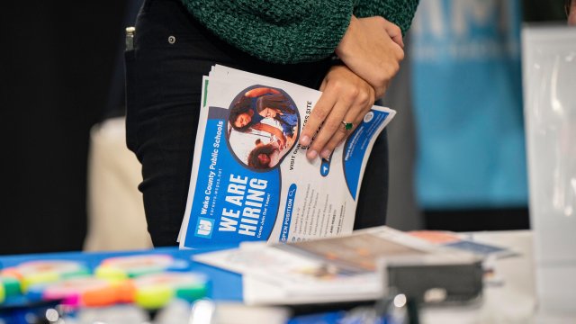 Заявки на пособие по безработице в США упали в нестабильный праздничный сезон