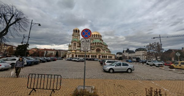 Меняется движение транспорта вокруг храма-памятника Александра Невского