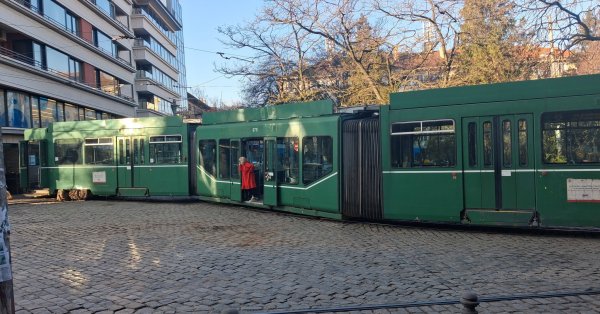 Трамвай сошел с рельсов на столичной площади "Журналиста"