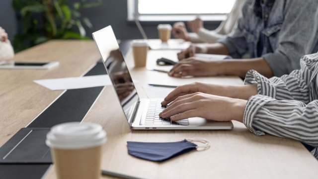 Помощники с искусственным интеллектом и гибкие возможности работы будут в центре внимания работодателей в 2026 году.