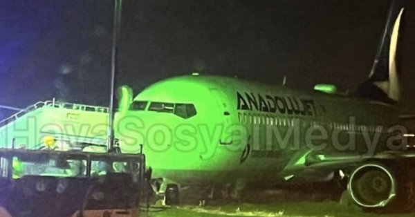 Самолет «поскользнулся» и вылетел с рулежной дорожки в Стамбуле ВИДЕО