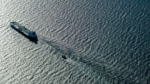 Нефтяной рынок не может объяснить стабильность цен на фоне избытка грузов