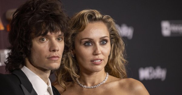 Официально: Майли Сайрус помолвлена