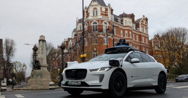 Антиутопический момент: женщина рожает в робот-такси по дороге в больницу