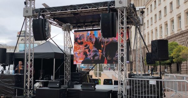 Цирк в бюджетном комитете транслируют на площади перед Советом Министров