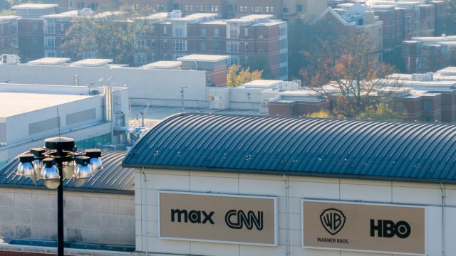 Битва за Warner Bros. переворачивает Голливуд с ног на голову