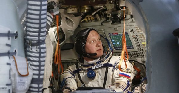 Российского космонавта-ветерана уволили за то, что он фотографировал двигатели SpaceX на телефон