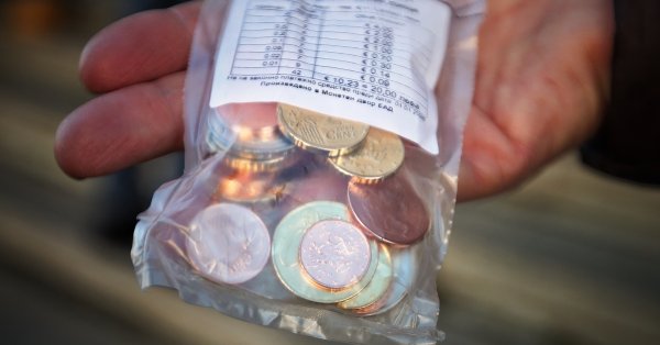 Очереди перед банками: Люди приносят и обменивают деньги