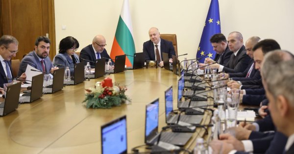 Ушедшее в отставку правительство соберётся, в повестке дня 52 вопроса