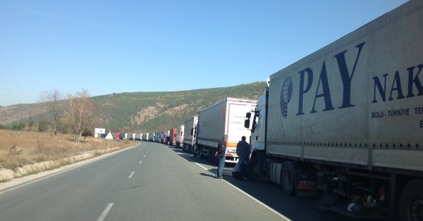 Плотный трафик для фур на границе с Турцией, а для легковых автомобилей – с Сербией.