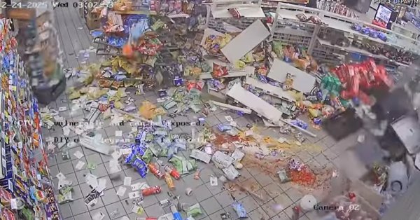 Ограбление по-американски: Как два вора украли банкомат из магазина ВИДЕО