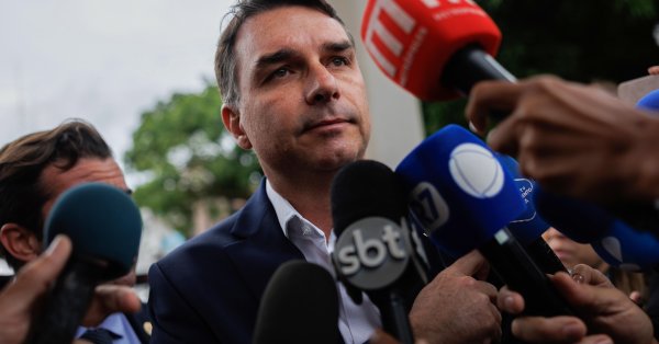 Старший сын Болсонару будет баллотироваться на пост президента Бразилии