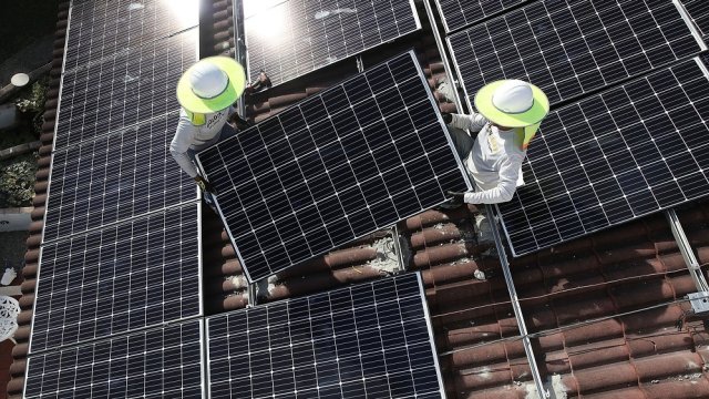 Отрицательные цены замедлят солнечный бум в ЕС в 2025 году