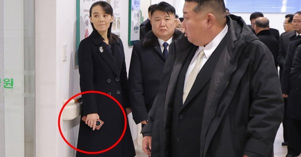 Несмотря на санкции: сестра Ким Чен Ына с современным складным телефоном