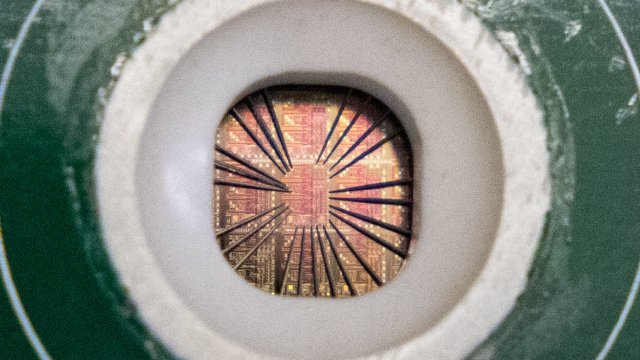 Как нехватка чипов снова потрясла автопром Европы