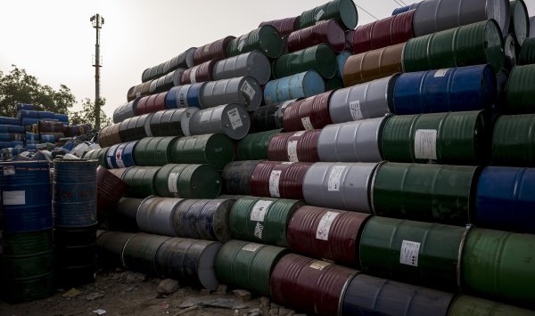 Нефть стабилизируется на фоне индийских закупок и атак на Украину