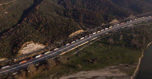 Фермеры в Греции усиливают протесты, водителей часами блокируют на дорогах