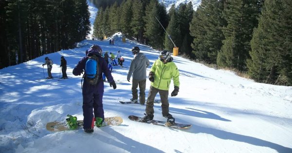 С привлекательного спуска и праздничной программы начинается зимний сезон в Банско.