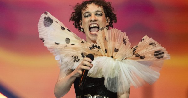 Победитель Евровидения Немо возвращает трофей, протестует в Израиле