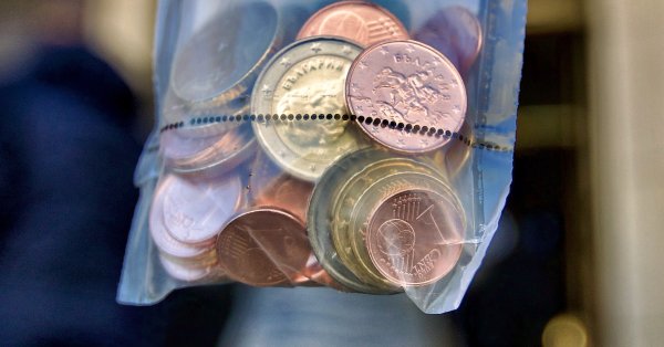 А «Почта Болгарии» запустила стартовые наборы с евромонетами