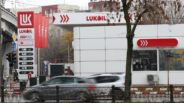 Американский банк предлагает схему компенсации инвесторам через активы Лукойла