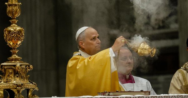 В кадре: Папа Лев XIV отслужил первую мессу Рождества Христова.