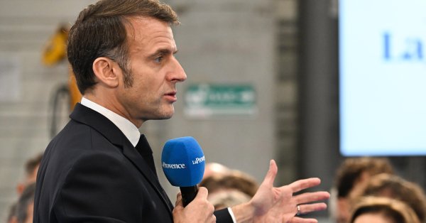 Макрон за ложную информацию в Интернете о перевороте во Франции