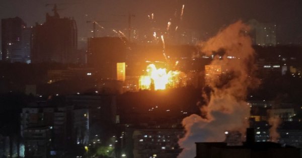 Российские войска начали воздушную атаку на Киев.