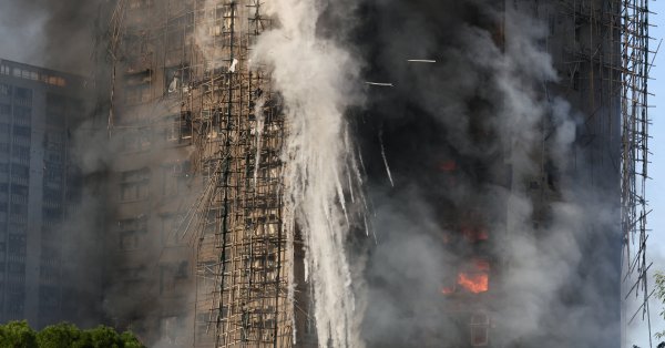 Решетки загоревшихся в Гонконге зданий не соответствовали требованиям