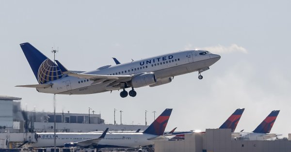 После отказа двигателя: самолет United Airlines экстренно вернулся в Вашингтон