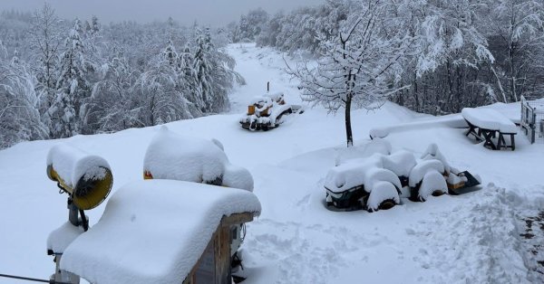 В горах Осогова выпало до 40 см снега, полные туристов хижины остались без электричества