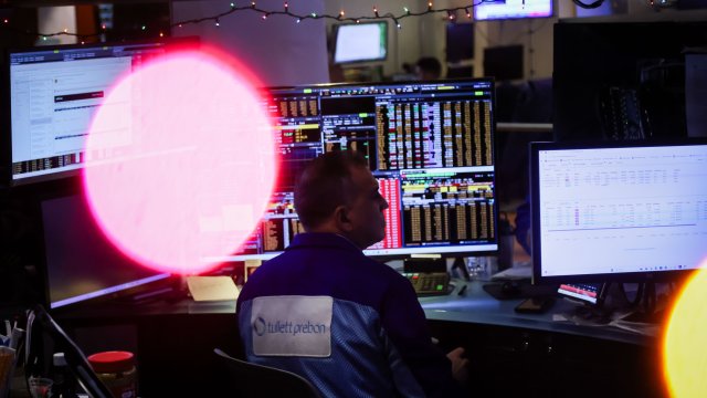 Акции технологических компаний тянут вниз ведущие индексы Уолл-стрит в начале сессии*