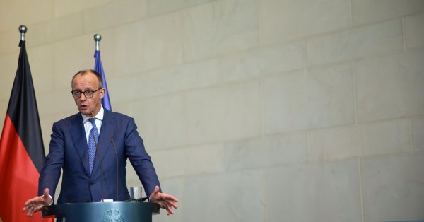 Мерц сравнил Меркель с Чемберленом