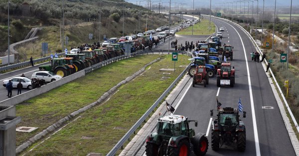 Протесты нарастают, фермеры в Греции закрывают ключевые дороги