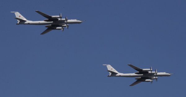 Российские бомбардировщики Ту-95 пролетели над Норвежским и Баренцевым морями.