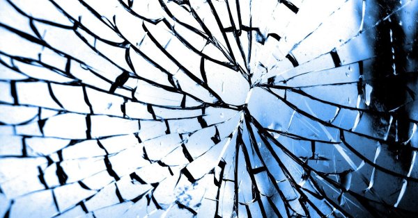 Расследуют акт вандализма против офиса "Вазраждане" в Варне.