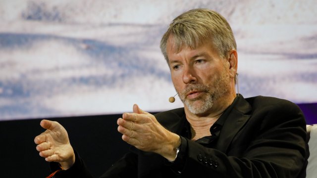 Стратегия Майкла Сэйлора увеличивает денежные резервы в рамках подготовки к долгой криптозиме