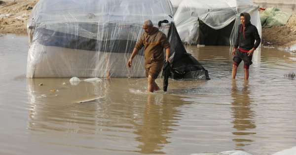 Шторм затопил Газу, унес палатки