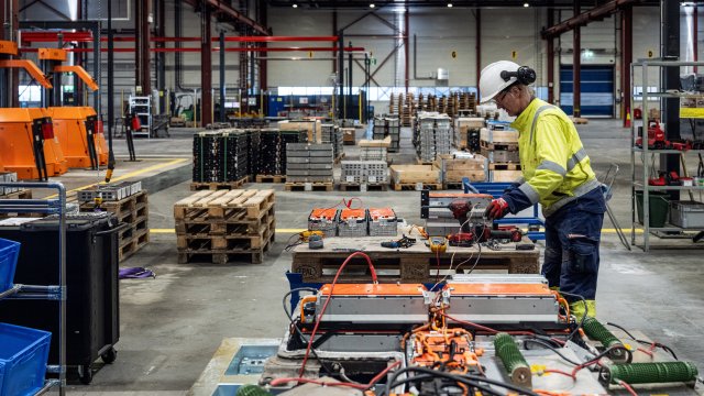 Заводская активность в еврозоне сокращается, сокращение рабочих мест ускоряется