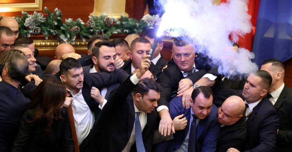 Драка в парламенте Албании, депутаты тоже зажгли факелы ВИДЕО
