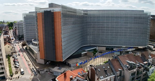 Болгары также собрались перед Европарламентом в Брюсселе в знак протеста