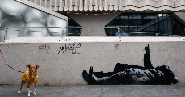 В Лондоне появились две одинаковые фрески Бэнкси