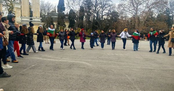 Костадинов защищает хор перед Морским садом в Варне