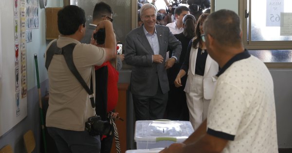 Крайне правый Хосе Антонио Каст одержал победу на президентских выборах в Чили.